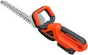 Elektrische heggenschaar in oranje en zwart met 21V accu, schuin van voren bekeken.