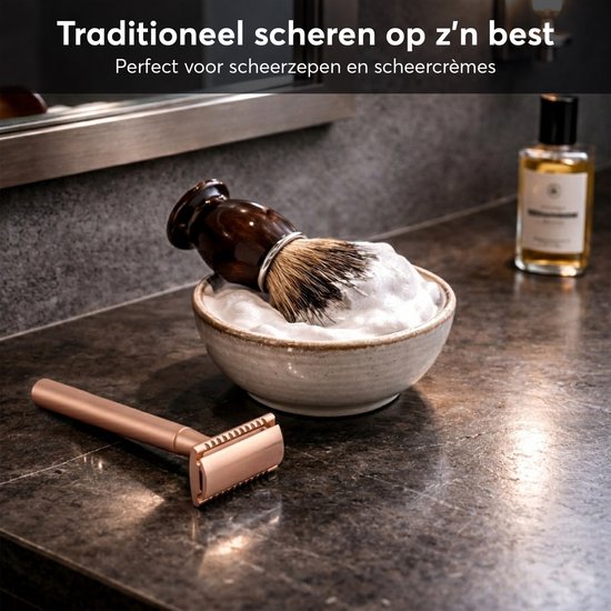 Scheerkwast in kom met scheerschuim, scheermes en parfumflesje op aanrecht.