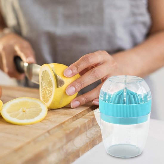 Citroenpers - Compacte citruspers met zeef, maatbeker en schenktuit - Inhoud 1/2 kopje (120ml) - BPA-vrij, vaatwasmachinebestendig - Blauw van Merkloos — afbeelding 4