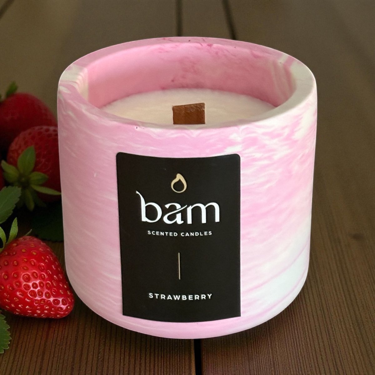 BAM geurkaars STRAWBERRY in een roze rond potje met deksel - houten wiek
