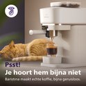 Witte Philips Baristina maakt espresso, naast een slapende kat. Tekst: Psst! Je hoort hem bijna niet.