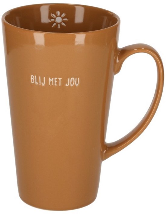 Karamelkleurige mok met de tekst 'BLIJ MET JOU' en een zonnetje binnenin.