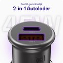 Close-up van de bovenkant van een donkergrijze autolader met USB-C en USB-A poorten, verlicht met paars licht. 45W.