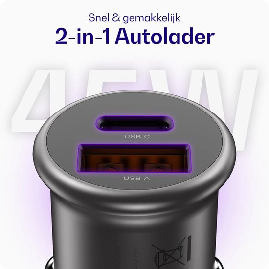 Close-up van de bovenkant van een donkergrijze autolader met USB-C en USB-A poorten, verlicht met paars licht. 45W.