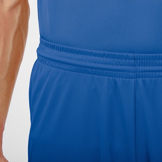 Gros plan sur la ceinture élastique d'un short de sport bleu.