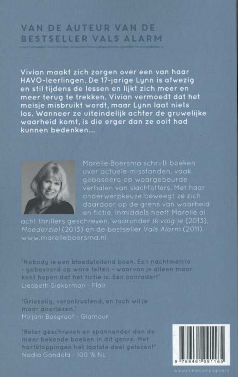 Achterkant van het boek 'Vals Alarm' met foto auteur, tekst recensies en ISBN.