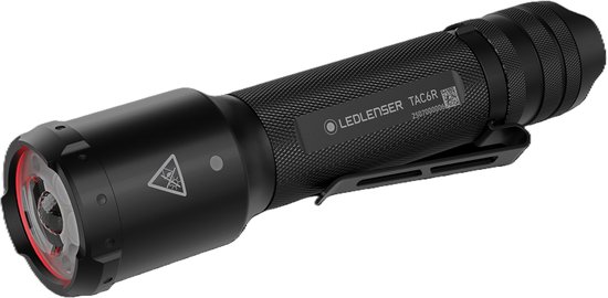 Zwarte Ledlenser TAC6R zaklamp met een clip, op een witte achtergrond.