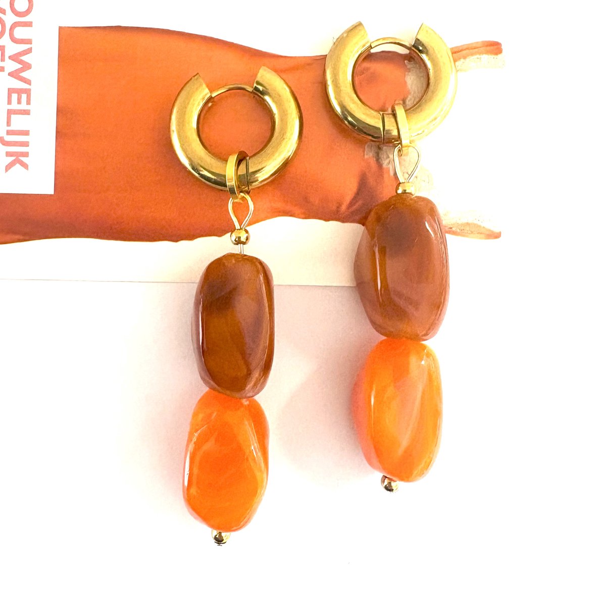 Oorringen acryl kralen oranje/cognac