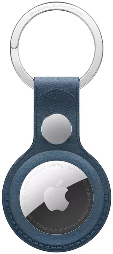 Marineblauwe Apple AirTag sleutelhanger met zilverkleurige ring en Apple logo.