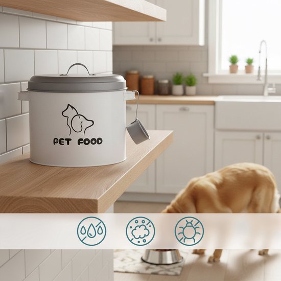 Witte voercontainer met grijze deksel en schep, op een houten plank in een keuken. Een hond eet.