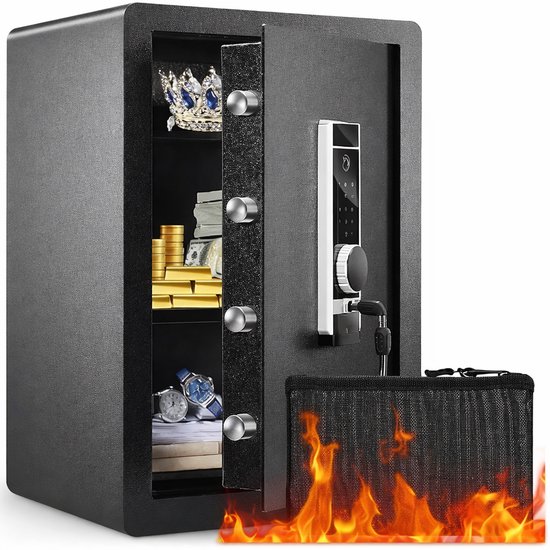 Zwarte kluis met open deur. Inhoud: kroon, goudstaven, stapels geld en horloges. Met digitaal slot en sleutel. Brandwerende zak zichtbaar onderaan.