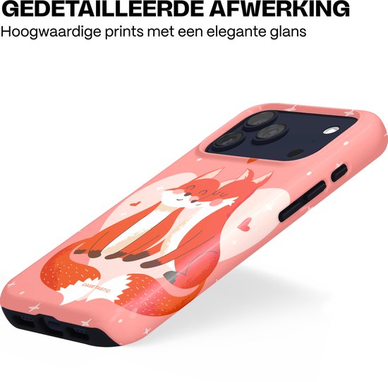 Gedetailleerde hoekige weergave van een roze telefoonhoes met twee schattige vossen in de hoofdrol. Hartjes en sterretjes zijn zichtbaar.