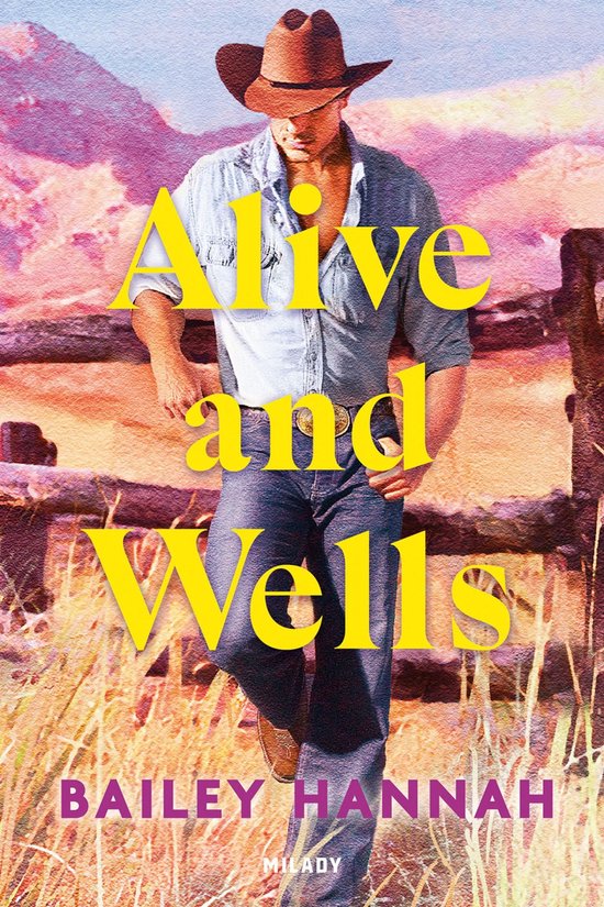 Homme portant un chapeau de cowboy et un jean, adossé à une clôture en bois, avec le texte 'Alive and Wells' superposé.