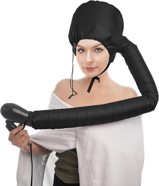 Vrouw met een zwarte droogkap met afzuigslang die aan een föhn is bevestigd.