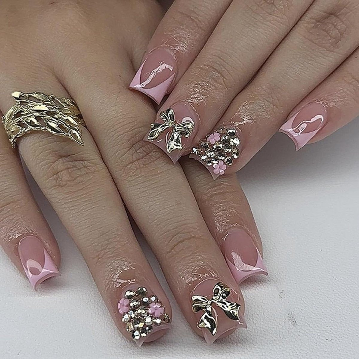 24 stuks roze korte kunstnagels met French tip en 3D zilveren strikdesign