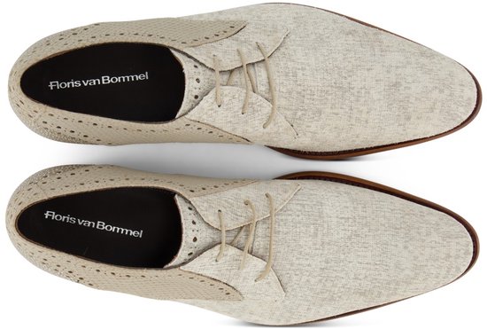 Bovenaanzicht van beige Floris van Bommel veterschoenen met textuur en perforaties.