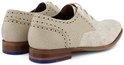 Achterkant van beige Floris van Bommel veterschoenen met textuur en oranje zool met blauwe strip.
