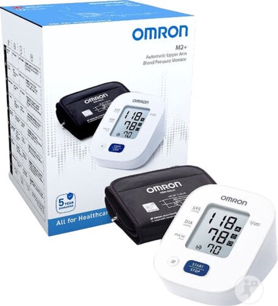 Witte Omron M2+ bloeddrukmeter met een display waarop 118/78/70 staat. Een zwarte manchet ligt ernaast. De verpakking staat links.