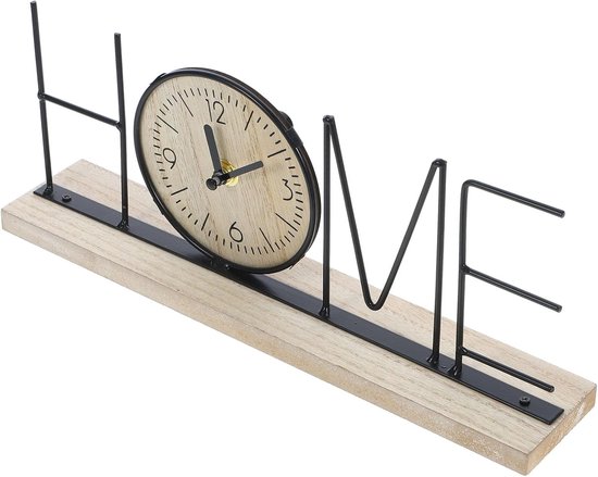 Zwarte metalen 'HOME'-letterklok met houten basis.