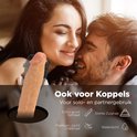 Grote, realistische dildo met een anatomische vorm, gebruikt door een koppel. Extra groot, zacht materiaal, waterdicht.