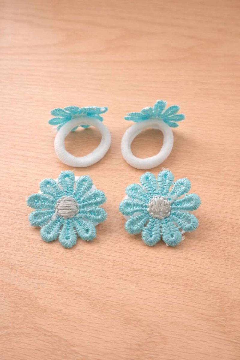 4 Haarelastiekjes madelief blauw / wit 2 cm doorsnede