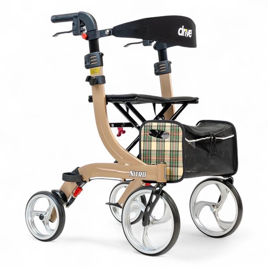 Champagnekleurige "Drive" rollator met zitting en geruit mandje, op witte achtergrond.
