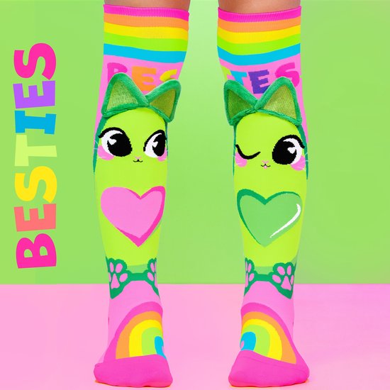 Kniehoge sokken in felgroen met kattengezichten, regenboog- en hartmotieven en de tekst 'BESTIES'.