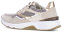 Crème leren sneaker, beige suède, gouden accenten, mesh en ritssluiting.