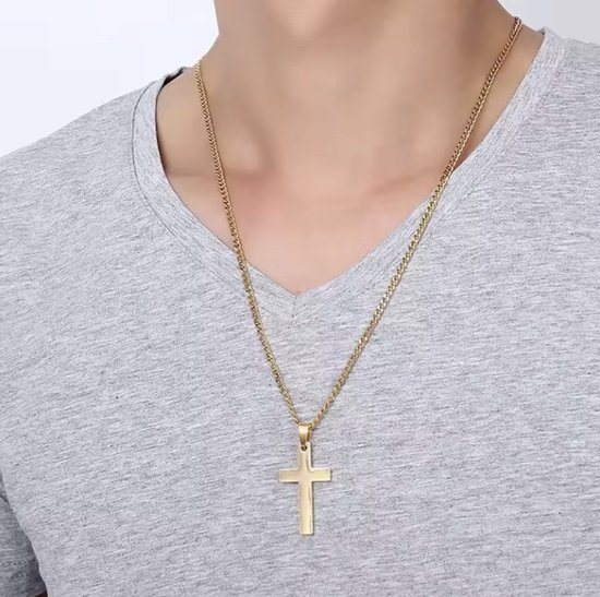 Gouden kruisketting gedragen door een man met een grijs T-shirt.