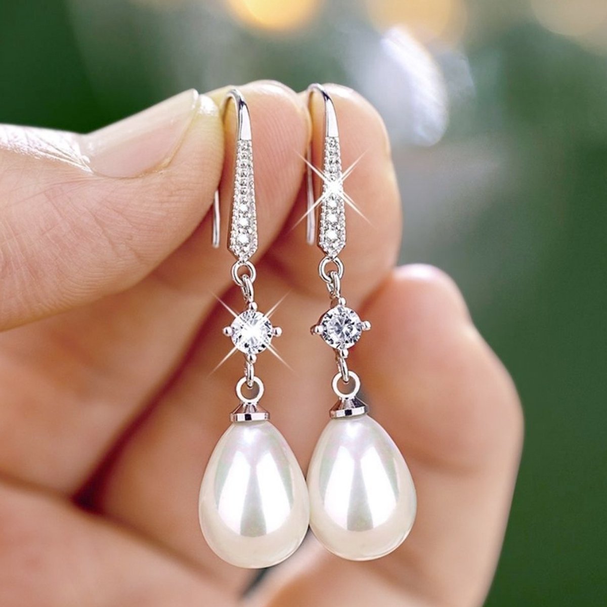 Sjika - Elegante Oorbellen met Parel en Kristal – Zilverkleurige Dames Oorbellen – Tijdloos & Luxe Design