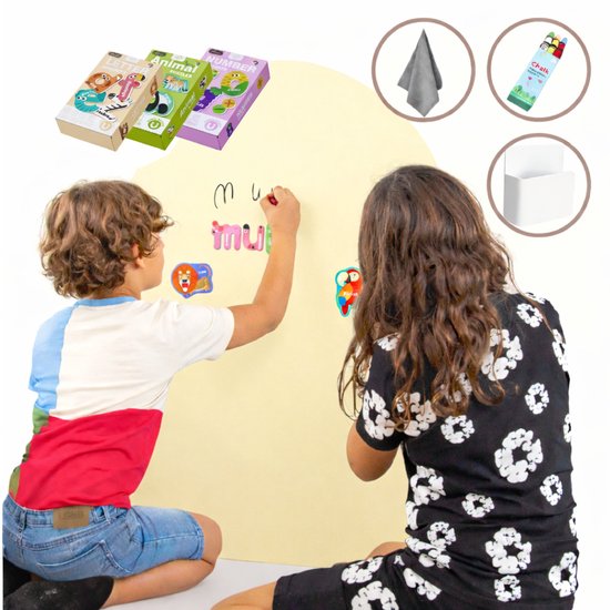 Kinderen maken magnetische letters en dierenfiguren vast aan een Elissio muursticker.