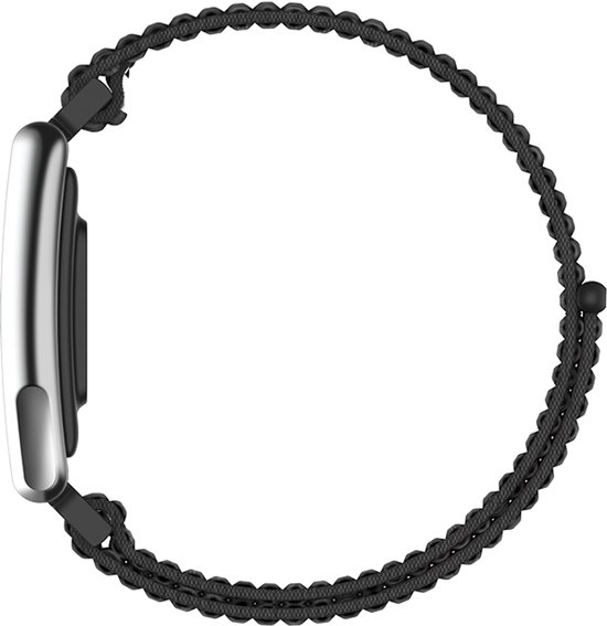 Zijkant van een smartwatch met een zilverkleurig display en een zwart gevlochten bandje.