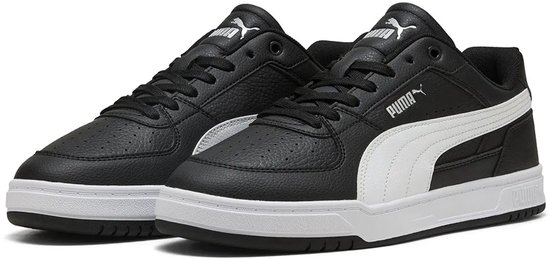 Paar zwarte Puma sneakers met witte Puma-streep, witte zool en veters.