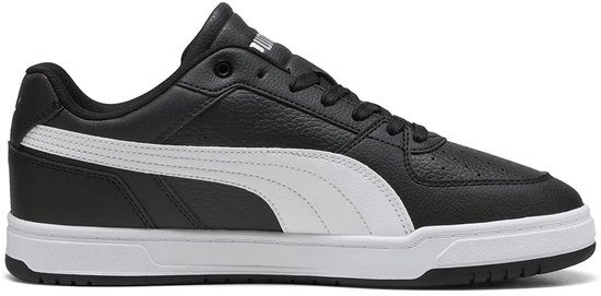 Zwarte Puma sneaker met witte Puma-streep en witte zool.