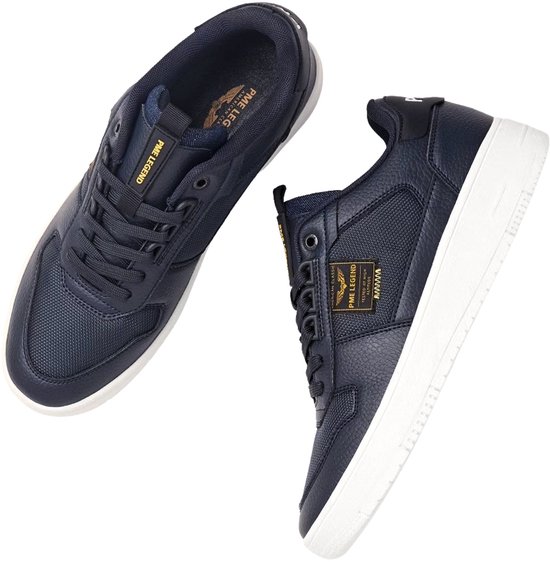 Donkerblauwe PME Legend sneakers met witte zolen. Textuur aan de zijkanten en op de neus, glad aan de achterkant.