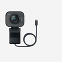 Webcam Logitech StreamCam avec câble USB-C sur fond blanc.