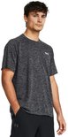 Donkergrijs sportshirt met subtiele horizontale lijnen en wit Under Armour logo op de borst.