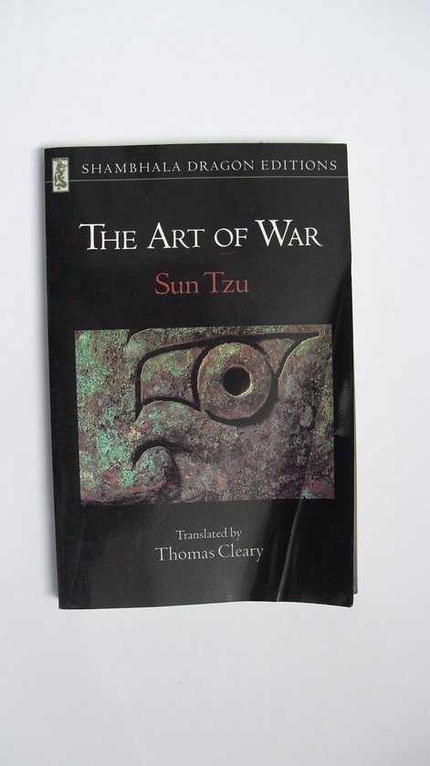 De voorkant van het boek 'The Art of War' door Sun Tzu. Een textuur reliëf met bronzen groen en bruin is prominent op de omslag.