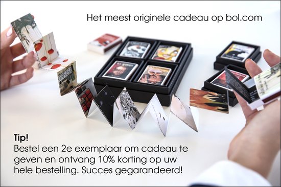 Vier kleine boekjes met patronen en illustraties, geopend in een waaier.