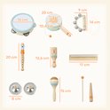 Een set muziekinstrumenten van hout, inclusief trommel, fluit, maracas, tamboerijn, xylofoon en meer.