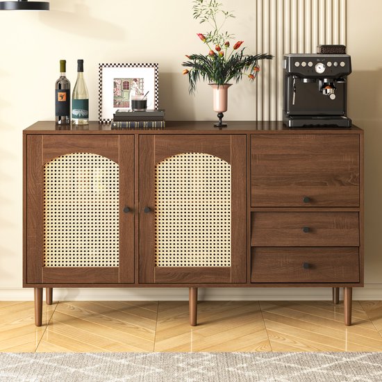 Buffet couleur noyer avec portes en rotin, trois tiroirs et décoration dorée.