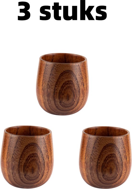 Drie houten bekers op een witte achtergrond.