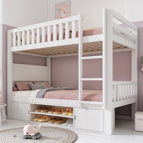 Wit houten stapelbed met roze beddengoed, schoenenrek en opbergvakken.