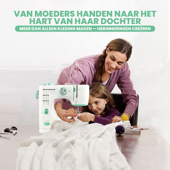 Moeder en dochter naaien samen aan een witte Rynix naaimachine met groene details.