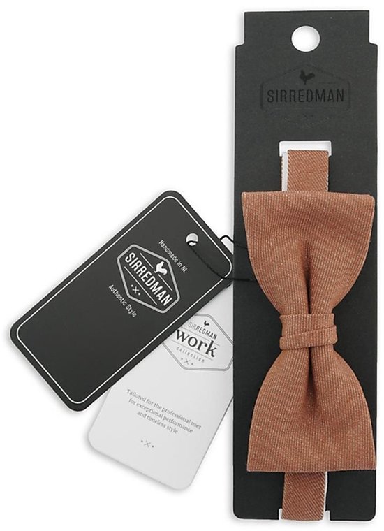 Roestoranje strik met wit gespikkeld patroon, verpakt op een kaart met labels.