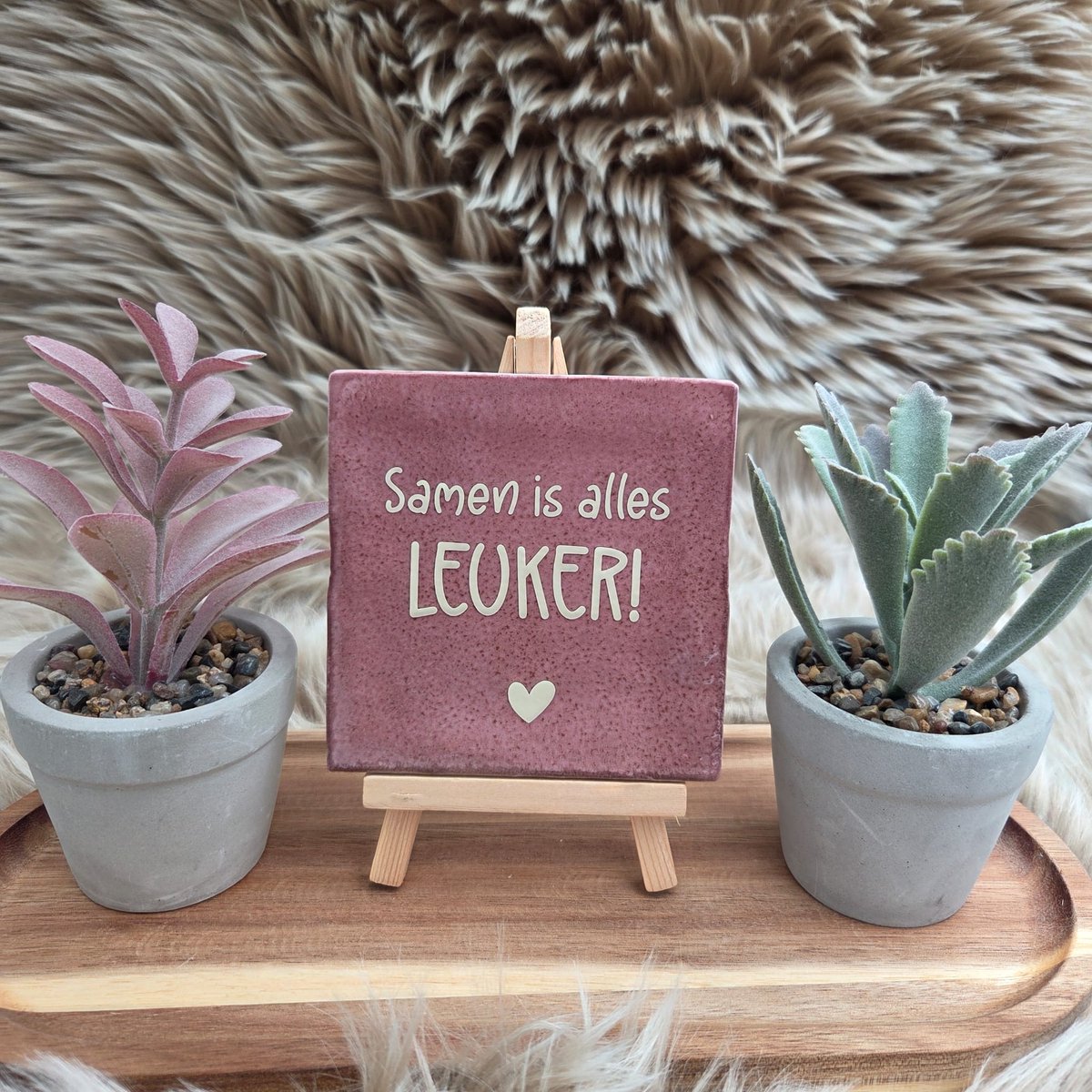 Robuust wenstegeltje “Samen is alles leuker!” – Liefde & Vriendschap Cadeau – Keramiek – Decoratie – Relatie Cadeautje – Vriendschap - Trendy nu – Decoratief Tegeltje met Standaard – Cadeau Idee