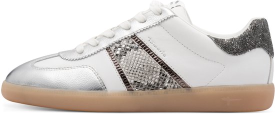 Witte dames sneaker met zilverkleurige details, slangenprint en glitter op de hiel.