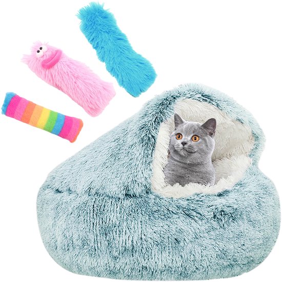Un panier doux bleu sarcelle pour chat avec un chat gris à l'intérieur, et trois jouets flottant à côté.