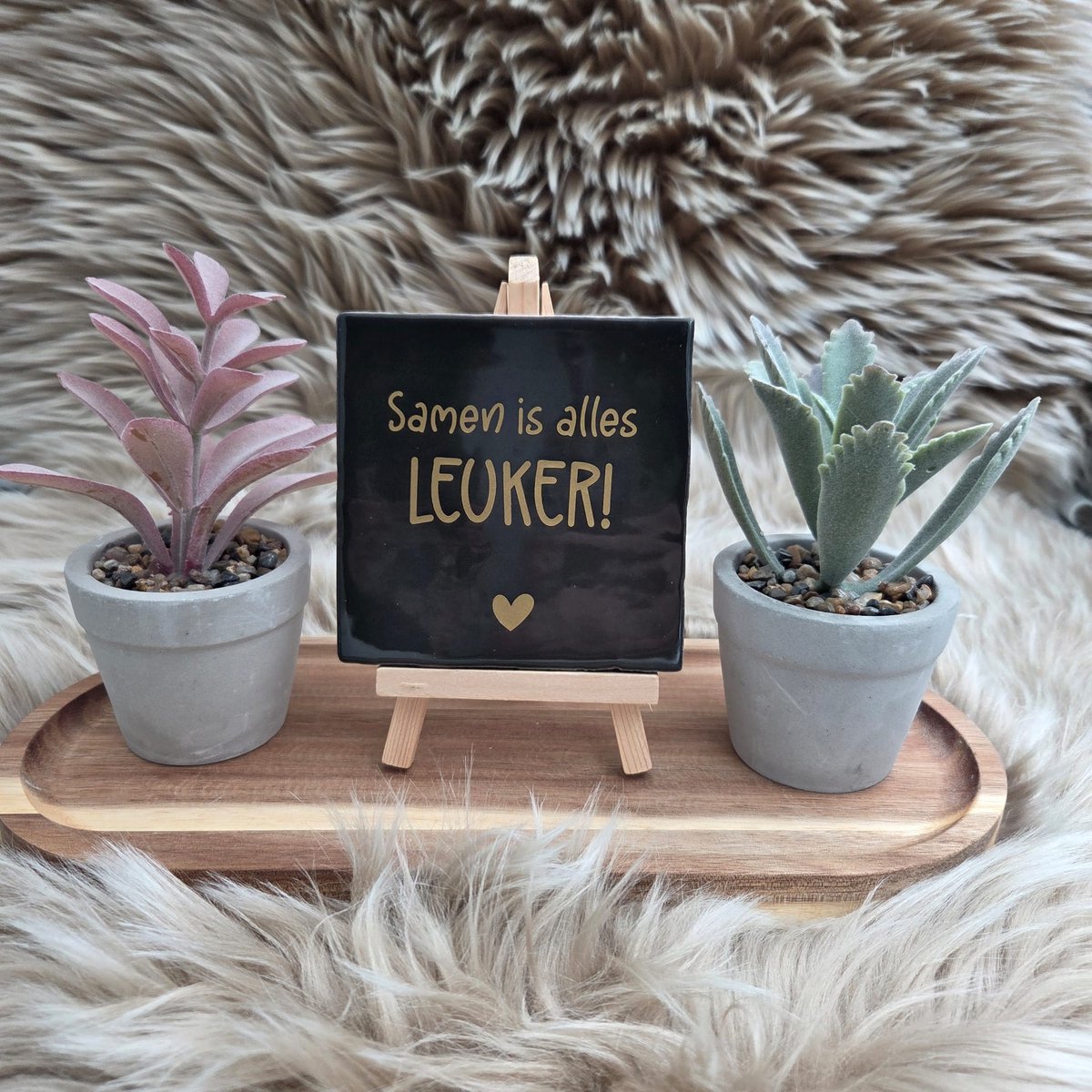 Robuust wenstegeltje “Samen is alles leuker!” – Liefde & Vriendschap Cadeau – Keramiek – Decoratie – Relatie Cadeautje – Vriendschap - Trendy nu – Decoratief Tegeltje met Standaard – Cadeau Idee