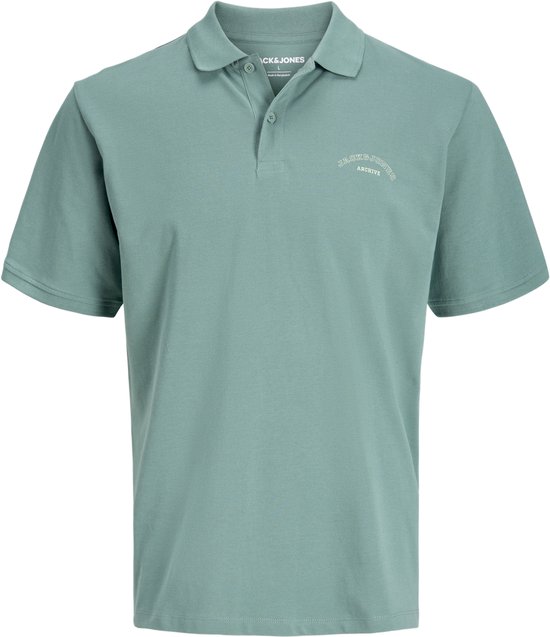 Mintgroen poloshirt met korte mouwen, kraag en een geborduurd wit 'JACK&JONES ARCHIVE' logo op de borst.